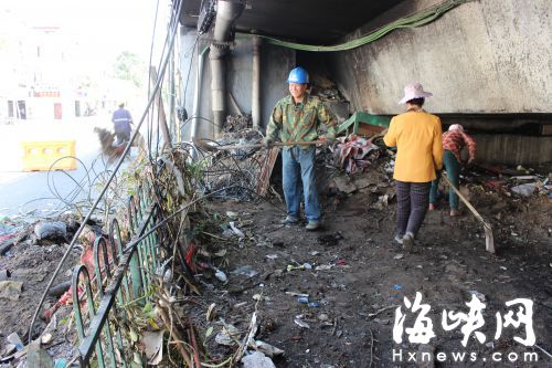 　　工人們正在清理垃圾，今后橋下將進(jìn)行綠化
